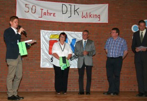 Der 1. Vorsitzende Lars Görgens (v.l.n.r.) bedankt sich bei Bernward Siemes vom DJK DV, Regina SChier vom DJK KV und Jörg Groß vom DJK BV für Glückwünsche und Gechenke.