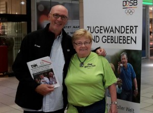 Am Stand der DJK Wiking: Der Geschäftsführer des DJK Diözesanverbandes Köln, Volker Lemken mit Katharina Knapp von der  DJK Wiking-Geschäftsstelle