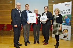 Auszeichnung für den DJK DV Köln und die DJK Wiking (v.l.): Walter Schneeloch (Präsident LSB NRW und Vizepräsident DOSB), Lars Görgens, Henryk Stempin (1. und 2. Vorsitzender DJK Wiking), Daniela Otto (DJK DV Köln) und Kloty Schmöller (LSV Bayern).