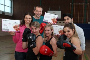 Übergabe der Zahnrettungsboxen (v.l.): Zahnärztin Dr. Dijana Pohl, Alina Fast (Kursteilnehmerin), dahinter Jörg Benner (DJK Wiking), Übungsleiterin Andrea Weiden, Sara Amini (Kursteilnehmerin), dahinter Zahnarzt Mahmoud Zadeh. Foto: DJK Wiking